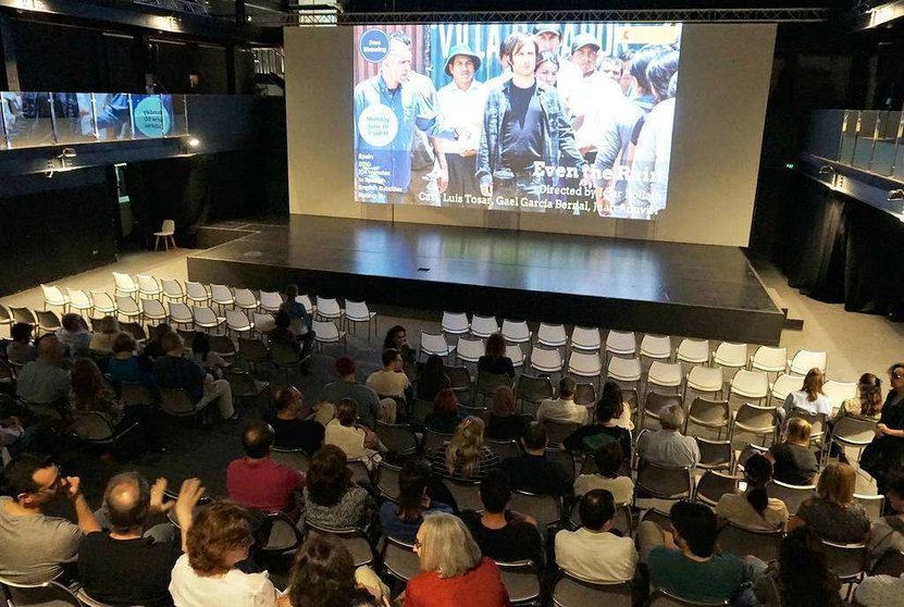 El público accede a la sala de Manarat al Saadiyat para asistir a la proyección de la película española 'También la lluvia. (Marta del Olmo / EL CORREO)