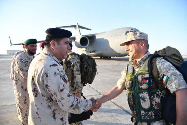Representantes militares de Jordania y Emiratos Árabes Unidos.