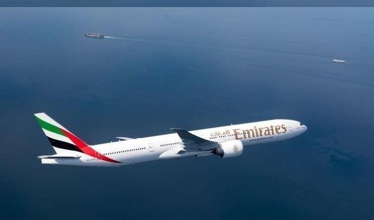 Un Boeing 777 de Emirates Airlines sobre el Mar Arábigo.