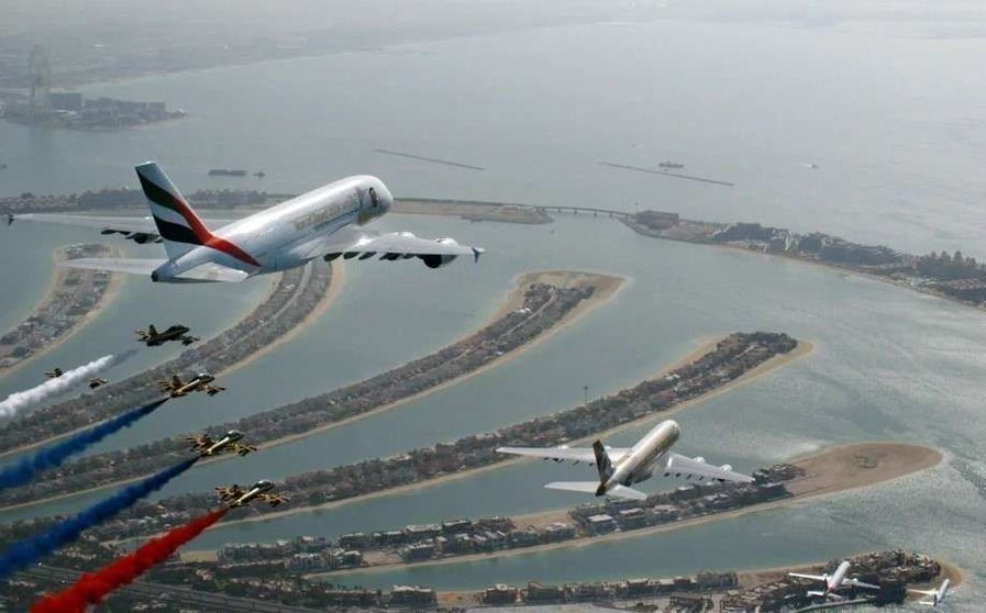 Aerolíneas emiratíes sobrevuelan Dubai.