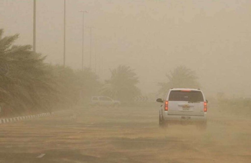 Una tormenta de arena recorre Emiratos Árabes.