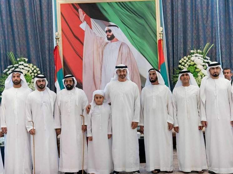 El jeque Sultan Al Khateri -tercero por la derecha-, junto al príncipe heredero de Abu Dhabi. (EL CORREO)