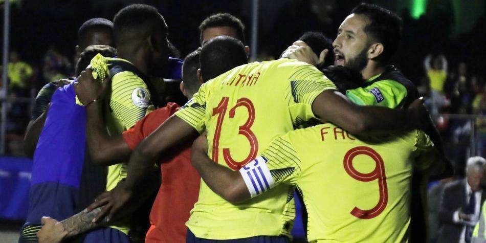 En la imagen de Carlos Ortega, la selección de Colombia celebra uno de los goles frente a Paraguay.