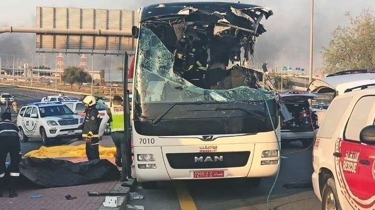 La Policía de Dubai difundió esta imagen del autobús accidentado.