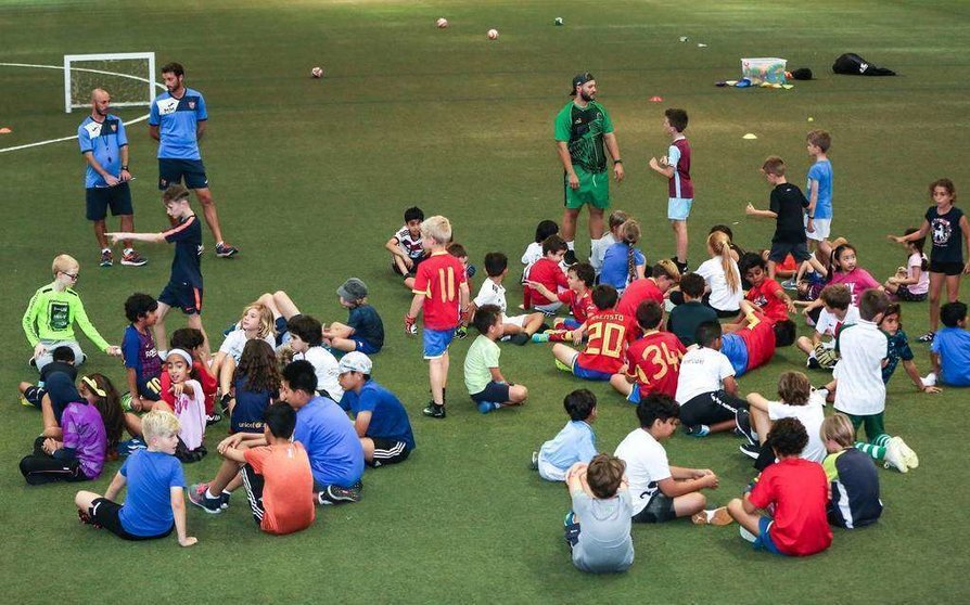 Niños durante los campeonatos de verano en Dubai.