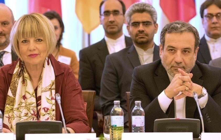 Abbas Araghchi (der), alto funcionario de la Cancillería iraní, y Helga Schmid, número dos de la diplomacia de la Unión Europea. (AFP)