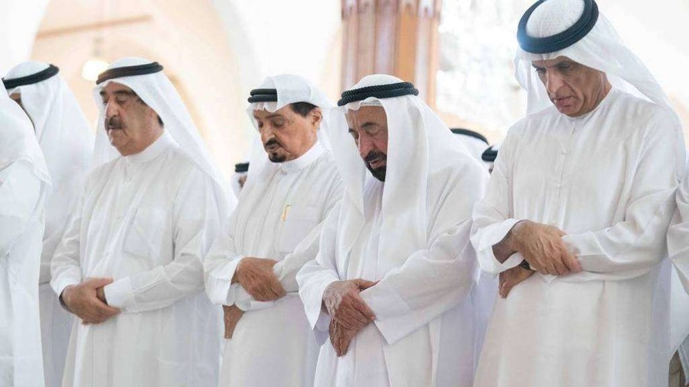 Los gobernantes de Umm Al Quwain, Ajman, Sharjah y Ras Al Khaimah, durante las oraciones fúnebres por Sheikh Khalid. (Policía de Sharjah)