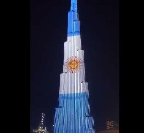 El Burj Khalifa con la bandera de Argentina. (EL CORREO)