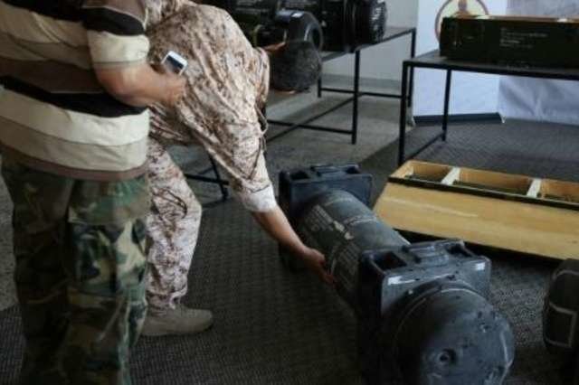 Unos combatientes leales al gobierno muestran unos misiles antitanque Javelin de fabricación estadounidense que aseguran fueron confiscados a las fuerzas del general Haftar, el 29 de junio de 2019 en Trípoli. (AFP)