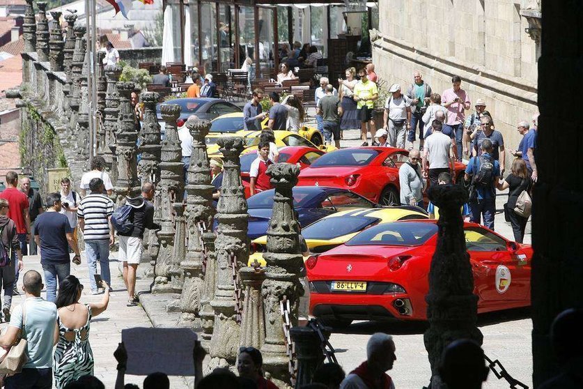 En la imagen de elcorreogallego.es, los deportivos aparcados en la Plaza del Obradoiro.
