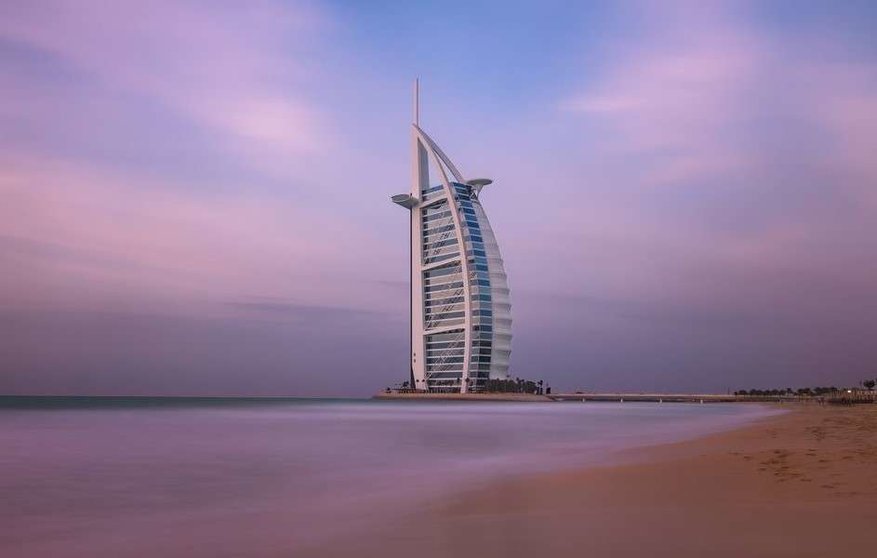 Una imagen del hotel Burj Al Arab en la costa de Dubai.