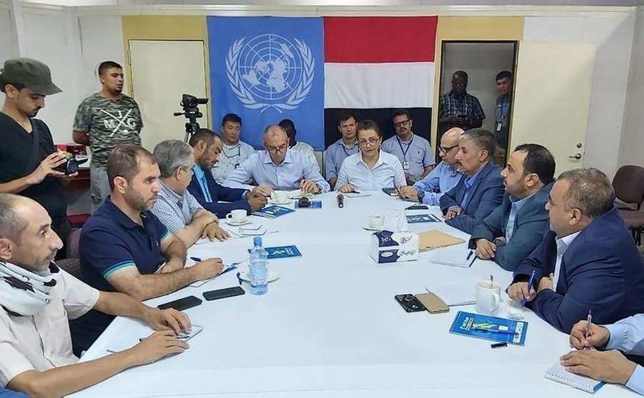 Reunión entre el Gobierno yemení y los rebeldes en un barco en aguas internacionales.