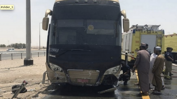 Autobús siniestrado este martes en las carreteras de Emiratos Árabes. (Twitter Abu Dhabi Police)