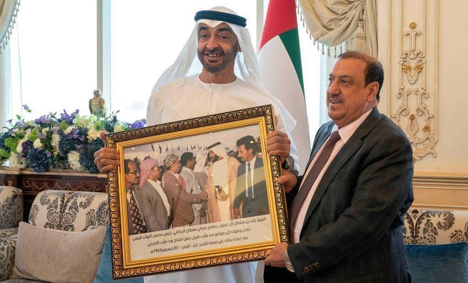 El príncipe heredero de Abu Dhabi recibe como regalo del presidente del Parlamento de Yemen una foto enmarcada del jeque Zayed en una visita a Marib. (WAM)