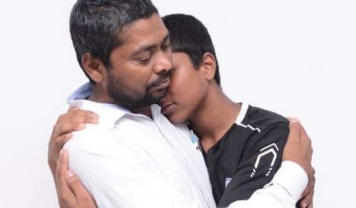 El menor abrazado a su padre.