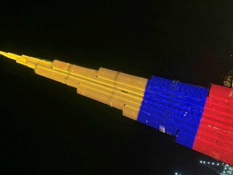 El Burj Khalifa en Dubai, iluminado con los colores de la bandera de Colombia en la noche del 20 de julio de 2019. (A. F. Perdomo / EL CORREO)
