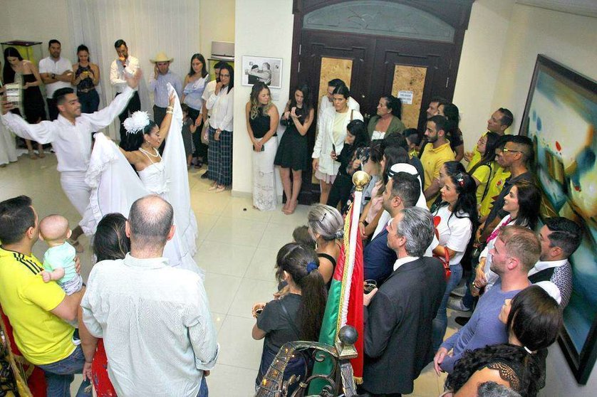Numerosas personas contemplan bailes tradicionales durante el acto desarrollado en la Embajada de Colombia en Abu Dhabi. (EL CORREO)