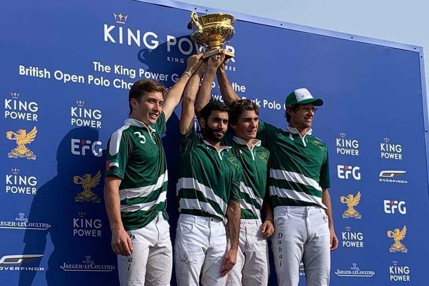 Los hermanos argentinos Bartolomé, de 18 años (número 3), y Camilo, de 16 (tercero de la izquierda), ganaron la Copa de Oro inglesa, como figuras del equipo de polo de Dubai. (@Pololine)
