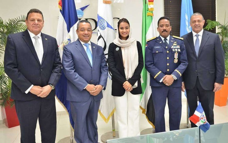 En el centro de la imagen, Aysha Al Hamili, representante de Emiratos Árabes Unidos, junto a las autoridades dominicanas.