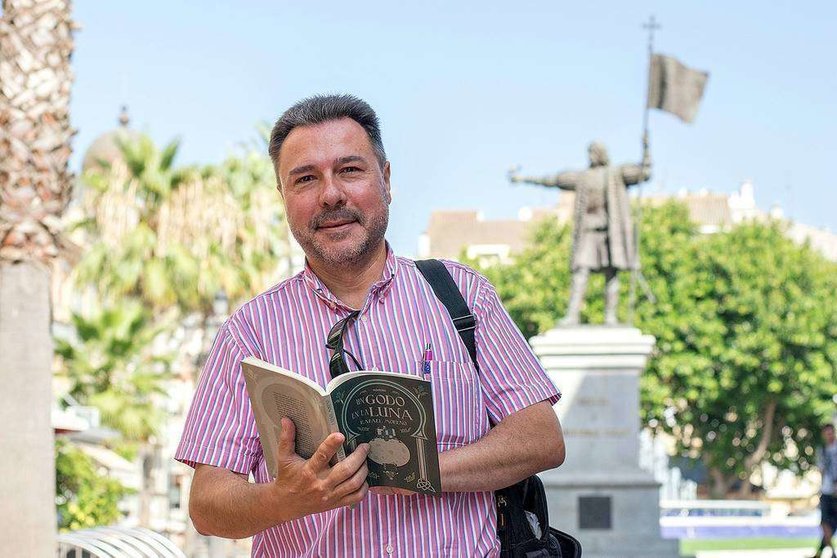 El periodista y escritor español Rafael Moreno, ante la escultura de Cristóbal Colón de Huelva. (C.B.)