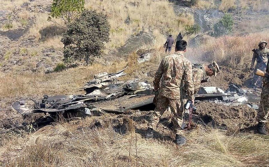 Soldados pakistaníes ante lo que parecen restos de un avión de combate indio.