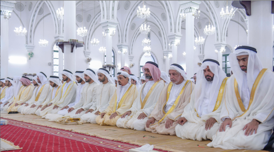 Oración por el Eid Al Adha dentro de una mezquita en Emiratos Árabes (WAM)