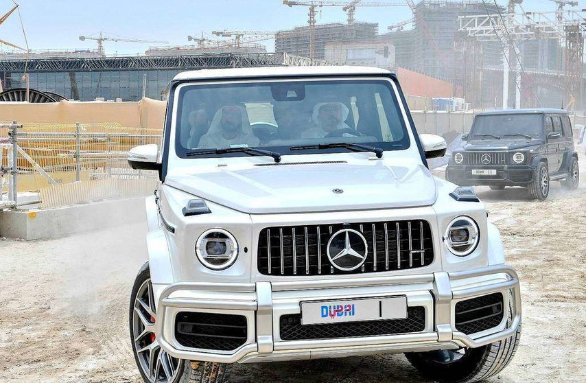 El gobernante de Dubai, a su llegada en coche al sitio de la Expo 2020. (WAM)