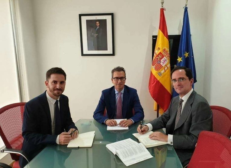 De izquierda a derecha, Jaime Iglesias, nuevo responsable de la Segunda Jefatura; el embajador Antonio Álvarez; y Emilio Contreras, cónsul de España. (@EmbEspEAU)