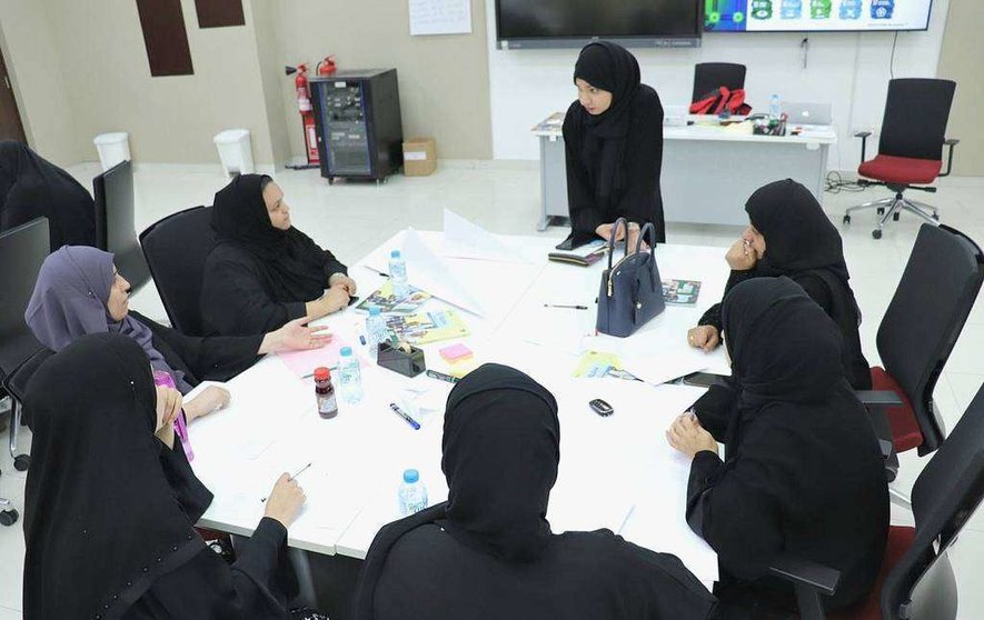 Las mujeres emiratíes tienen una elevadísima presencia en el sector de la educación en el país. (WAM)