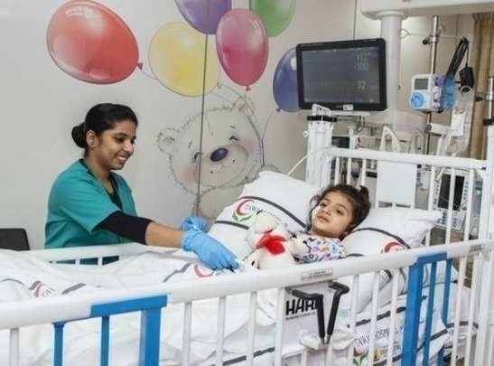 Maitha, de tres años, en la sala de pediatría del hospital Tawan en Abu Dhabi, donde se recupera tras salir del coma. (Fuente externa)