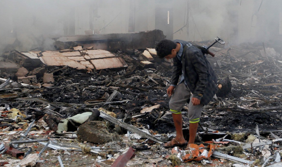 El lugar bombardeado por la Coalición Árabe en Yemen. (Twitter)