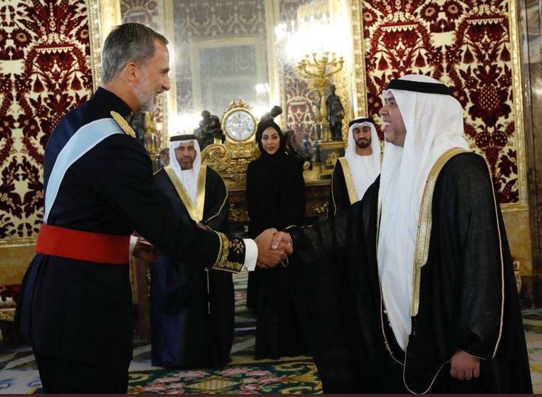 El Rey de España saluda al embajador Majid Hassan Mohamed Hassa. (@CasaReal)
