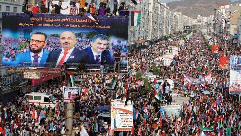 En la imagen de Reuters, miles de yemeníes se manifiestan en Adén.