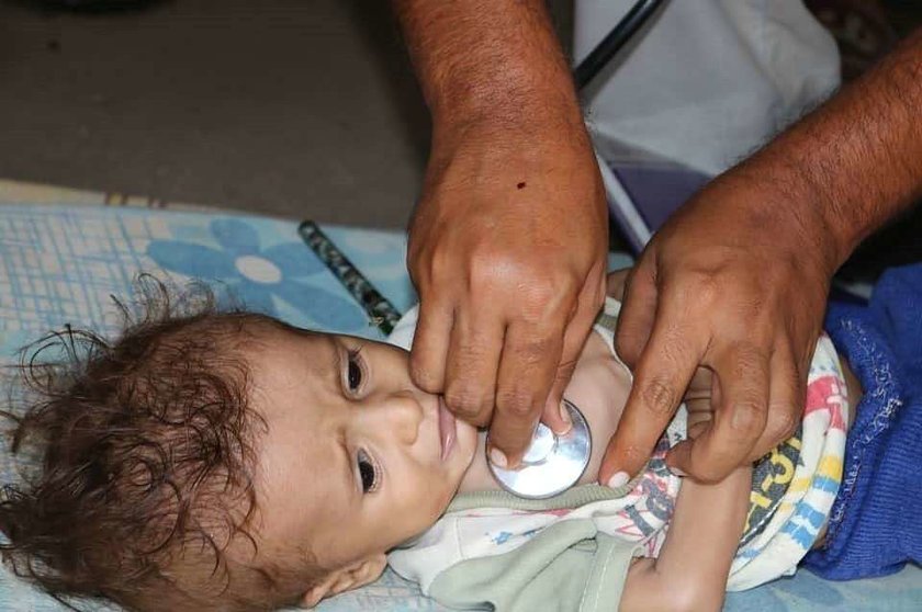 Niño yemení recibe ayuda sanitaria en la costa del Mar Rojo en Yemen. (WAM)