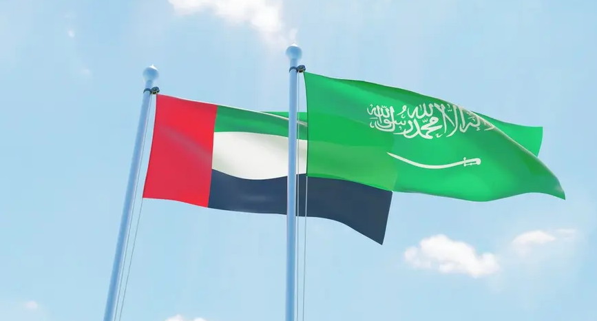 Banderas de Emiratos Árabes Unidos y de Arabia Saudita.
