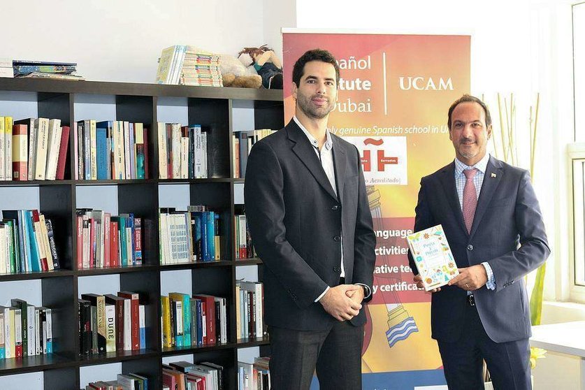 Alberto Fernández, coordinador académico de UCAM Dubai -izquierda- junto al embador de Chile en Emiratos Árabes, Jorge Daccarett. (Anna Perdomo / EL CORREO)