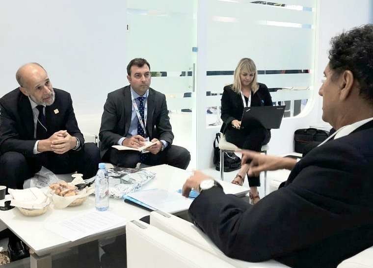 El secretario de Estado de Energía de España -izquierda- durante su encuentro en Abu Dhabi con el director general de la Agencia Internacional de Energía Renovable -derecha-. (Fuente externa)