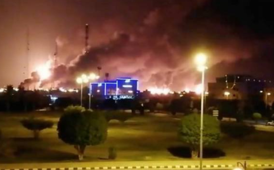 En la imagen de Reuters, el incendio producido en la refinería Saudi Aramco por uno de los ataques hutíes.