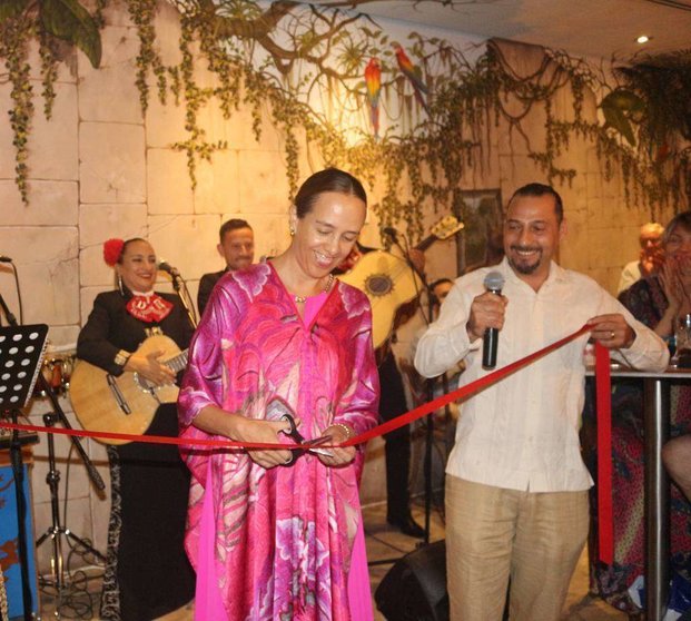 La embajadora de México, Francisca Mendez, inaugura el nuevo restaurante María Bonita. (EL CORREO)
