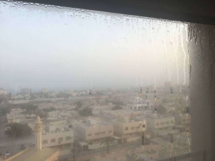Intensa humedad sobre Ras al Khaimah al amanecer de este miércoles. (EL CORREO)