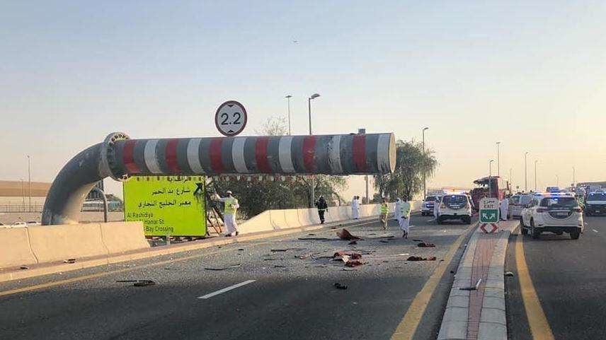 La barrera contra la que chocó un autobús en Dubai. (Fuente externa)