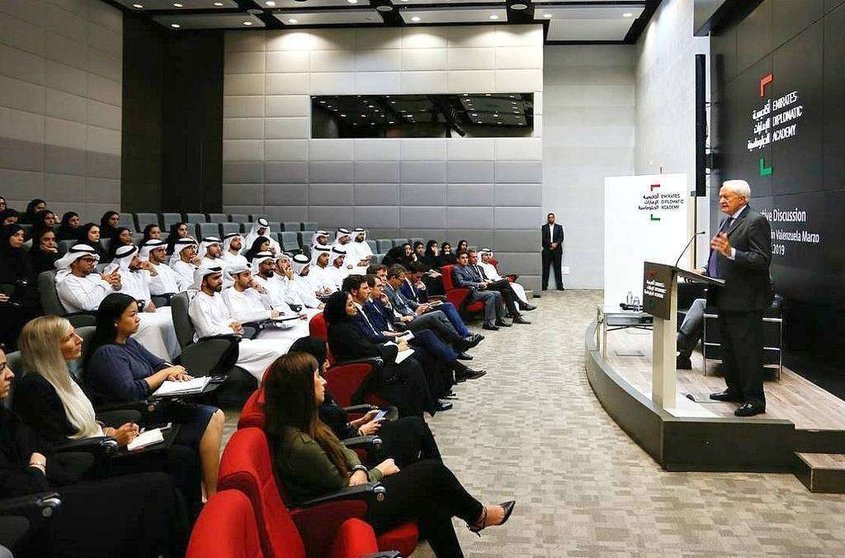 El secretario de Estado de Asuntos Exteriores de España, Fernando Valenzuela, durante su intervención en la Academia Diplomática de Emiratos. (WAM)