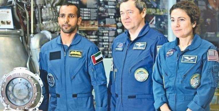 El astronauta emiratí, primero por la izquierda, en el centro aeroespacial ruso.