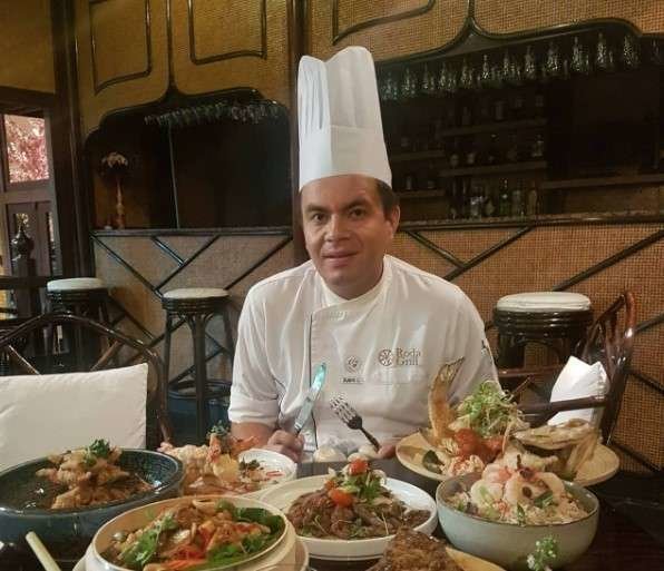Andrés Grajales ante una muestra de suculentos platos preparados. (Cedida)