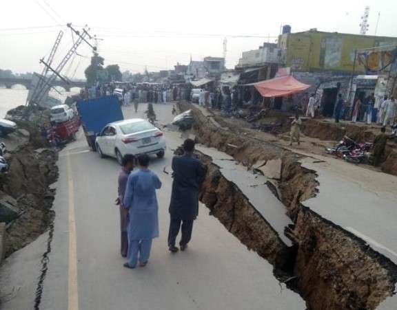 Grietas en la carretera tras el terremoto en Pakistán. (EFE)