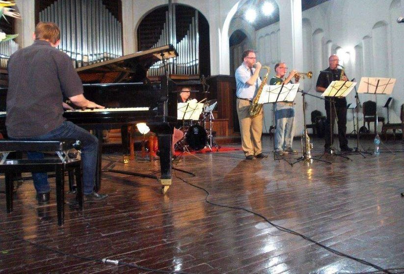 Michael Davison y su orquesta sobre el escenario durante el  VIII Encuentro Amigos del Jazz que se celebra en Santiago de Cuba. (Sergio Martínez)