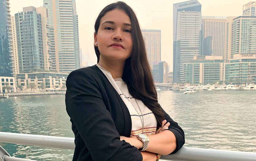 Natalia Margarita Gómez, la marina colombiana que ha hecho historia en Oriente Medio, en la Marina de Dubai, (Anna Perdomo / EL CORREO)