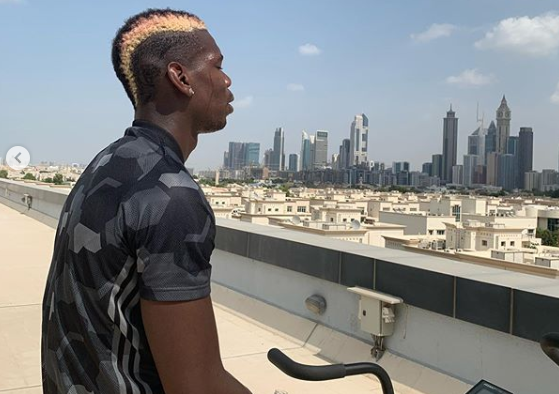 Pogba en una terraza al fondo el centro de Dubai. (Instagram)