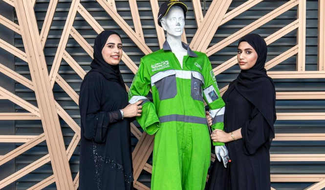 Aryam Ahmed (derecha), una joven empresaria emiratí, y su socia de proyecto Latifa Al Seiari con el traje. 