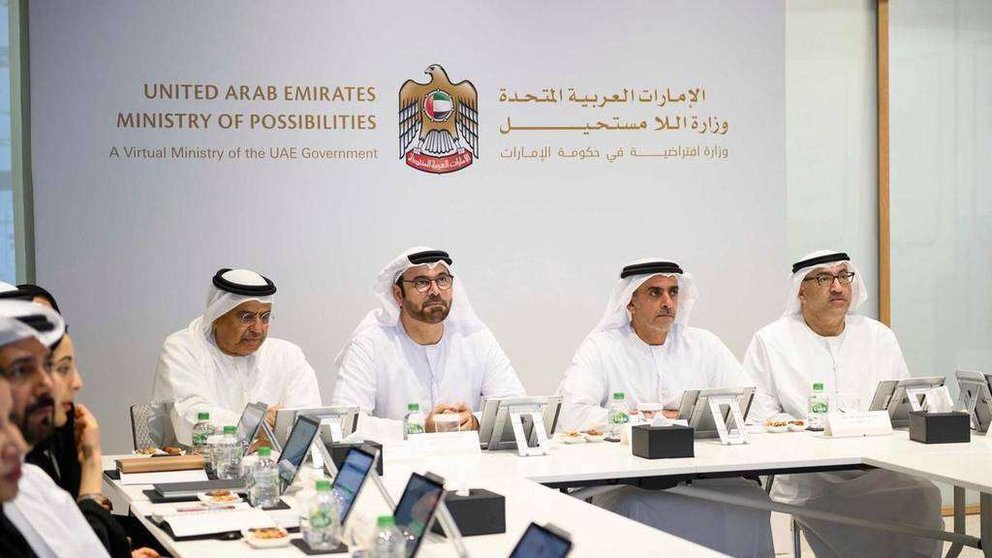 El jeque Saif bin Zayed, ministro del Interior (segundo por la derecha) anunció una estrategia de recompensas de comportamiento durante una reunión del Ministerio de Posibilidades. (WAM)